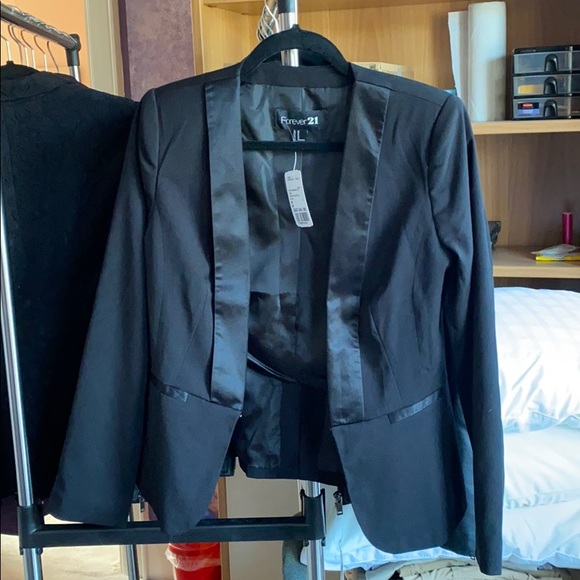 Forever 21 Jackets & Blazers - NWT Forever 21 black satin stripe blazer